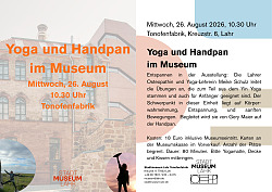 Es ist ein Flyer für Yoga und Handpan im Museum zu sehen. Im Hintegrund sieht man das Gebäude im Vordergrund finden sich Text und zwei Bilder der Durchführenden