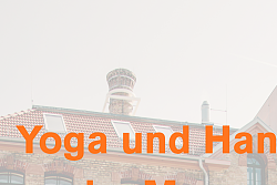 Zu sehen ist ein Flyer. Im Hintergrund das Museumsgebäude, vorne links und rechts die beiden Durchführenden, in der Mitte die Infos zur Veranstaltung