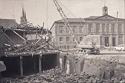 Schwarz-Weiß-Foto aus der Ausstellung &#34;Lahr im Sucher&#34;. Es zeigt des Abbruch des Verkehrsbüros 1969 am heutigen Rathausplatz. Im Hintergrund die ehemalige Luisenschule.