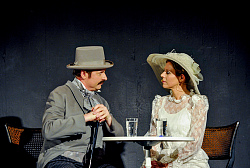 Frühlingsempfang 2023 - Wilhelm Jamm und Amelie (gespielt von Schauspielern) sitzen an einem Bistrotisch. 