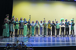 Frühlingsempfang 2023 - der Chor Kitchen Chicks mit grünen Kostümen auf der Bühne