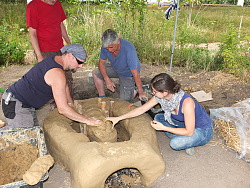 Über mehrere Wochenenden wurde der Ofen Stück für Stück hochgezogen.