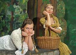 Die Glücksmarie, im goldenen Kleid und einem Korb in der Hand wirkt nachdenklich. Die Pechmarie zieht eine Schnute und stützt sich mit beiden Ellenbogen auf dem Brunnenrand ab.