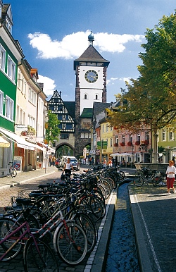 Die Stadt Lahr zeigt auf ihirer Homepage lohnenswerte Ausflugsziele der Region: Hier Freiburg. Das Bild zeigt einen Blick auf das Schwabentor. 