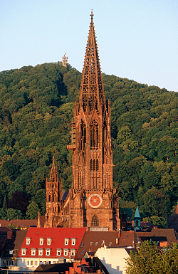 Die Stadt Lahr zeigt auf ihirer Homepage lohnenswerte Ausflugsziele der Region: Hier Freiburg. Das Bild zeigt das Freiburger Münster. 