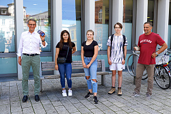 &#13;&#10;Bild: v.l.n.r.: Oberbürgermeister Markus Ibert, Vertreter/innen des Jugendgemeinderats Lahr: Oliwia Stollorz, Laura Saban, Eduard Metzler, Peter Kees, Abteilungsleiter Digitalisierung und IT. Sie stehen vor dem Bürgerbüro.