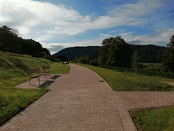 Neue Grabfelder beidseitig des Wegs auf dem Friedhof Kuhbach