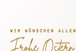 Ein Ei lehnt an einem ausgesägten Osterhasen mit dem Spruch wir wünschen allen frohe Ostern. 