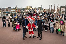 Gruppenbild mit Lahrer Besucherinnen und Besucher, davor Roland Mack mit OB Ibert und dazwischen die Euromaus im Weihnachtsmannkostüm&#13;&#10;&#13;&#10;