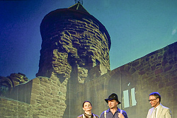 Oberbürgermeisetr Ibert steht mit Larissa Bothor und Sophie und Fritz auf der Bühne des Parktheaters. Im Hintergrund wird der Storchentrum eingeblendet. 