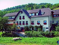 Das Bild zeigt das Gasthaus Bruckerhof von außen.