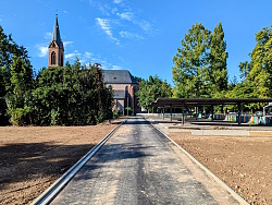 Baustellen für einen Geh- und Radweg, im Hintergrund die Stiftskirche