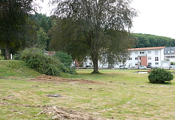 Gelände um AKAD mit kürzlich aufgegrabenen Stellen. 