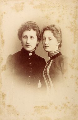 Elisabeth Brauer (links), geboren 1861, war Pianistin, Komponistin und Musiklehrerin. Ihre 1865 geborene Schwester Emma Brauer (rechts) war Malerin. 