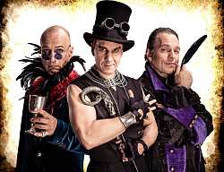 Plakatbild mit drei Männern, die in die Kamera schauen. Der Mann links trägt ein blaues Samtsakko und einen Federkragen, der Mann in der Mitte tägt eine schwarze Weste ohne Hemd, eine schwarzen Zylinder und schwarze fingerlose Handschuhe. Der Mann rechts tägt eine schwarz-violette Robe und hält eine Feder in der Hand.