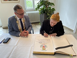 Lydia María Peralta Cordero, Botschafterin der Republik Costa Rica in Berlin, trägt sich im Beisein von Oberbürgermeister Markus Ibert ins Goldene Buch der Stadt Lahr ein.