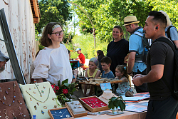 Goldschmiedin Isabell Kollmer an einem Verkaufsstand mit ihrem Schmuck