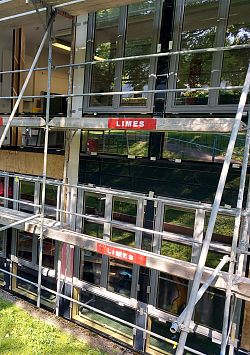 Gerüst an der Grundschule Reichenbach, dahinter die Fensterfront des Schulgebäudes