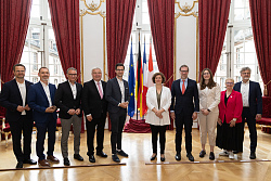 Das Foto zeigt die Unterzeichnerinnen und Unterzeichner der gemeinsamen Erklärung mit dem Titel „1945-2025 – 80 Jahre Frieden und grenzüberschreitende Zusammenarbeit und 20 Jahre Zusammenarbeit zwischen den Städten am Oberrhein“