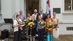 Vernissage zu „Pura Vida“ in der Villa Jamm (von links): Gabriele Bohnert, Leiterin des Lahrer Stadtmuseums, Bürgermeister Tilman Petters, Marlies Llombart, Vorsitzende des Freundeskreises Alajuela-Lahr e.V., Lydia María Peralta Cordero, Botschafterin der Republik Costa Rica in Berlin, Künstler Alejandro Romblar, Juan-José Llombart Gavalda, Honorarkonsul von Costa Rica in Lahr, Kuratorin Ileana Alvarado Venegas, Villa Jamm Artist Evgeniya Scherer und Senja Töpfer, Leiterin des Kulturamts Lahr.