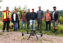 Gruppenbild mit Drohne