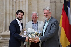 Doles Bürgermeister Jean-Baptiste Gagnoux, President des Partnerschaftskomitees Jean-Claude Protet, und Bürgermeister Tilman Petters