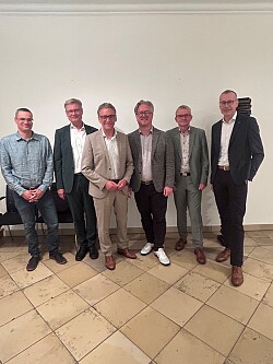 Gruppenbild von links: Lars Fischer, Klaus Preiser, Oberbürgermeister Markus Ibert, Dieter Singler, Martin Wenz und Bernhard Palm