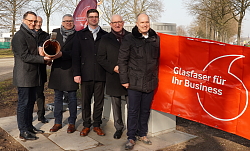Die Verantwortlichen stehen neben einem Verteilerkasten und halten ein Rohrs mit einem Glasfaser in der Hand. &#13;&#10;von links: Oberbürgermeister Markus Ibert, Arnfried Sickinger (OB-Büro Stadt Lahr), Harry Aichele (FAST Opticom AG), Daniel Halter (IGZ GmbH), Friedrich Arz und Matthias Held (beide Vodafone GmbH) 