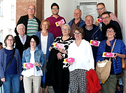 Gruppenbild der Veranstalter der Lahrer Literaturtage "Orte für Worte" auf einer Treppe.