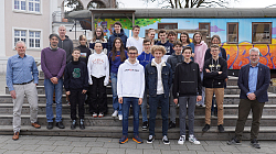 Gruppenbild aller Schüler vor dem Kulturwaggon