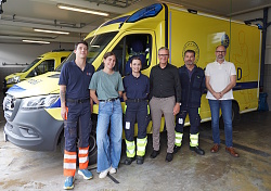 Gruppenbild mit den Notfallsanitäter-Azubis Dennis Himmel, Katrin Gruseck und Tanja Kopf, Oberbürgermeister Markus Ibert, Erol Tural, Leiter der momeD-Rettungswache auf dem startkLahr-Areal, und momeD-Geschäftsführer Andreas Scheibel (von links)