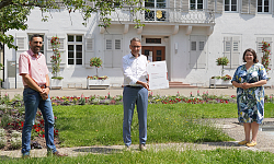 Sébastien Tricard, Leiter der Abteilung Personal und Organisation, Markus Ibert, Oberbürgermeister Stadt Lahr, und Angela Kopf, Personalentwicklerin und Themenverantwortliche (von links), präsentieren das Zertifikat.