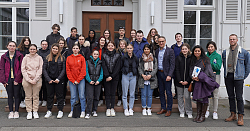 Gruppenbild vor dem Lahrer Rathaus mit den Schülern, Lehrern und Oberbürgermeister Markus Ibert. 