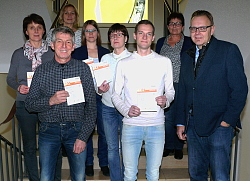 Beschäftigte der Stadt Lahr haben das Sportabzeichen abgelegt. 
Das Bild ist ein Gruppenbild der Teilnehmer auf der Treppe der Säulenhalle des Rathauses und zeigt von links Birgitt Welle, Birgit König, Bernhard Schlager, Simone Brandenburger, Carmen Winkler, Martin Stehr, Marita Kollmer (verantwortlich für die Abnahme und Erster Bürgermeister Guido Schöneboom.