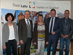 Auf dem Bild stehen von links nach rechts Annedore Braun vom Diakonischen Werk im Evangelischen Kirchenbezirk Ortenau, Lahrs Oberbürgermeister Dr. Wolfgang G. Müller, Karin Brixel vom Bürgerschaftlichen Engagement und Bürgerbeteteiligung der Stadt Lahr, Landrat Frank Scherer und Ingo Kempf von der Vernetzungsstelle Bürgerschaftliches Engagement des Landratsamtes.