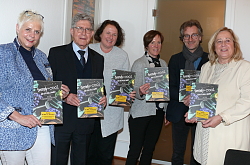 Die Stadt Lahr veranstaltet die Messe &#34;trendy + cool&#34;. &#13;&#10;&#13;&#10;Die Messeverantwortlichen haben sich zu einem Gruppenbild aufgestellt und halten lächelnd ein Prospekt &#34;trendy + cool&#34; in die Kamera. &#13;&#10;von links nach rechts stehen Messeveranstalterin Regina Rieger, Oberbürgermeister Dr. Wolfgang G. Müller, Friederike Ohnemus, Martina Mundinger (beide Stadt Lahr), Michael Schmiederer, Vorsitzender der Werbegemeinschaft Lahr, und Iris Dorsch vom Messeveranstalter. 