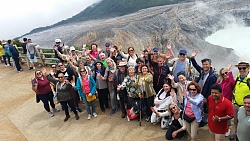 Lahrer Delegation auf der Aussichtsplattform am Vulkan Poas, dahinter eine dampfende Vulkanlandschaft