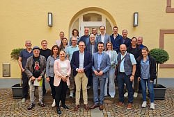 Gruppenbild vor dem Rathaus Seelbach