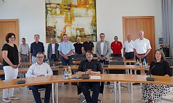 Der neue Gutachterausschuss sitz im gemeinderatssaal der Stzadt Lahr:&#13;&#10;Erste Reihe von links nach rechts: Susanne Steiert, Peter Winkels, Stefan Frick, Miriam Köchel&#13;&#10;&#13;&#10;Dahinterliegende Reihen von links nach rechts: Georg Heer, Michael Vergin, Hermann Zucker, Christoph Schmieder, Helmut Scherr (stellvertretender Vorsitzender), Peter Lehre, Oberbürgermeister Markus Ibert, Hans-Joachim Höpfner, Manfred Vetter, Bernd Haller (Vorsitzender) / Stadt Lahr