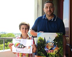 Der Lahrer Künstler Hakim Azzaz steht gemeinsam mit seinem Sohn auf dem Balkon seiner Wohnung im Kanadaring umd zeigt seine Darstellung der Christuskirche als Hommage an den Maler Wilhelm Wickertsheimer. Auch sein Sohn hält ein selbst gemaltes Bild in die Kamera