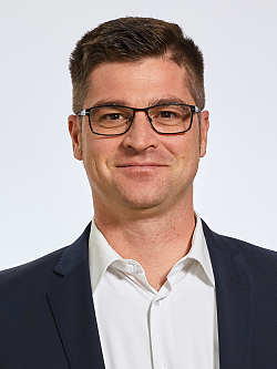 Das Bild zeigt einen Mann.