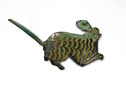 Hasenfibel mit Metalleinlagen aus der Römerzeit