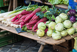 Das Foto zeigt heimische Produkte wie Kohlrabi, Lauch und Rotebeete auf dem Verkaufsstand der Marktbeschicker.