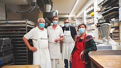 Erster Bürgermeister Guido Schöneboom steht in der Backstube der Genussmanufaktur Burger in Lahr mit Firmengründer Hermann Burger und den aktuellen Geschäftsführern Annette und Frank Schulz