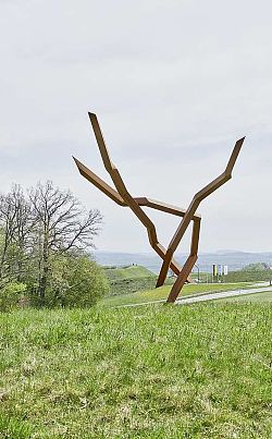 Kunstwerk aus tonnenschwerem Material von Robert Schad.