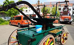 Bei der Jugendfeuerwehrwette kommen 450 Eimer, gesponsert von der Grohe AG, und eine restaurierte Feuerwehrspritze aus dem Jahr 1864 zum Einsatz.