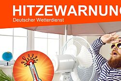 Ein Mann sitzt in einer Wohnung auf einem Sonnenstuhl, hat einen Ventilator auf dem Schoss, Sonnenbrille und Sonnenhut auf und stöhnt vor Hitze. 