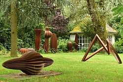 Zu sehen sind Exponate der Cortenstahl-Ausstellung