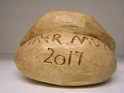 Das Bild zeigt eine Holz-Murre mit der Jahreszahl 2017