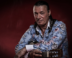 Porträt-Foto von Gitarrist Lulo Reinhardt